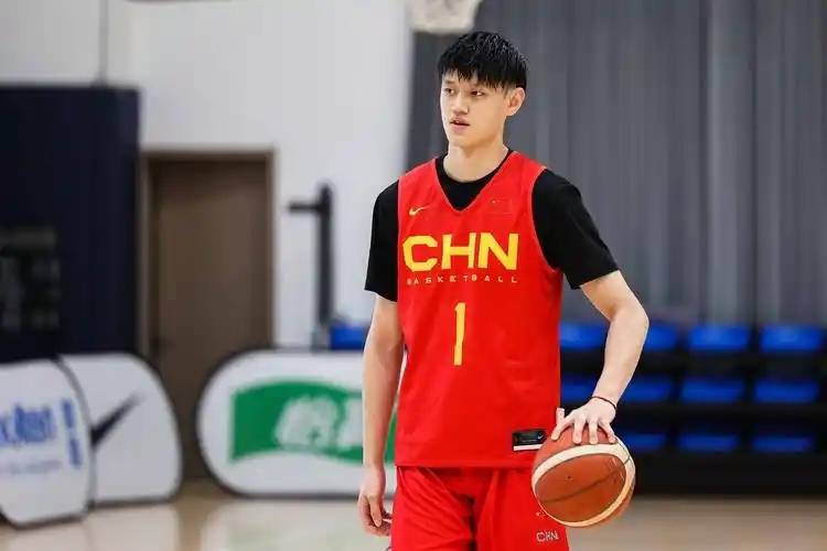 中国男篮结束欧洲拉练抵京曾凡博赴国家队报到