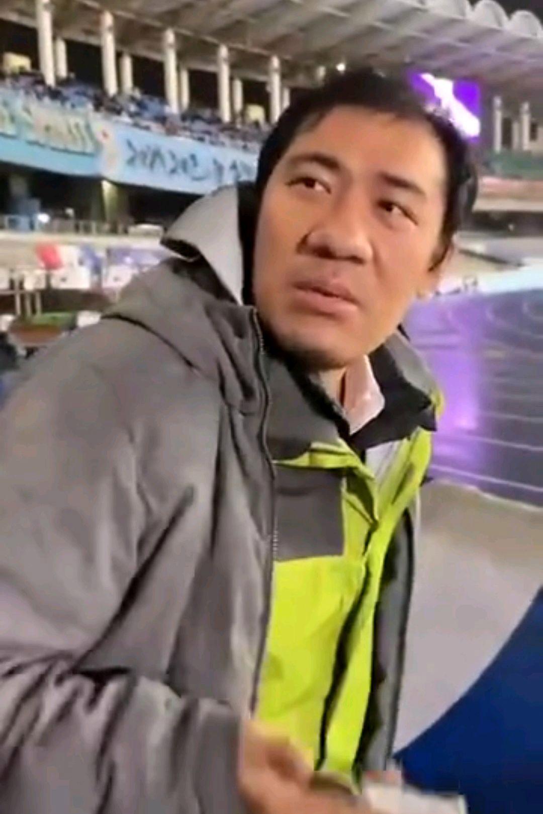 包含亚冠烧脑剧：中国球迷在申花球迷区为日本队加油的词条