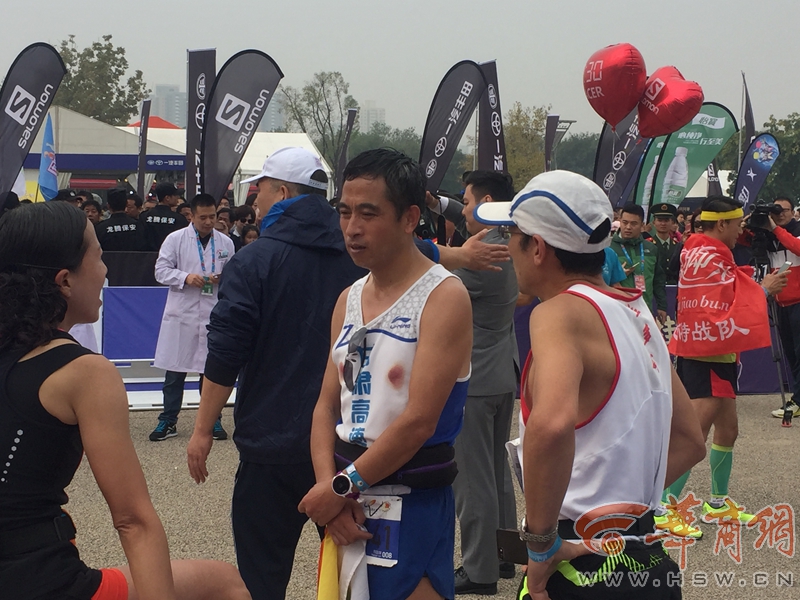 九游体育-菲律宾马拉松选手勇夺银牌，引人注目