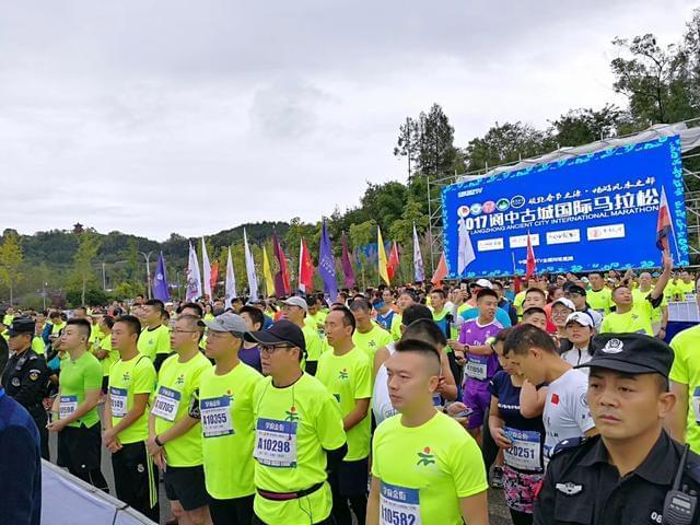 菲律宾马拉松选手勇夺银牌，引人注目